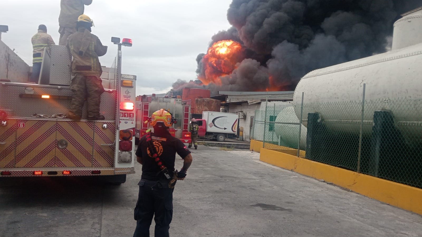 Incendio en fábrica de aceites sintéticos en Apodaca