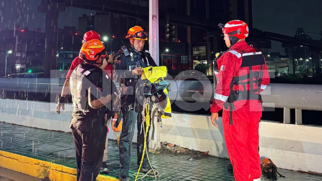 Rescatan a hombre atrapado en el Río Santa Catarina