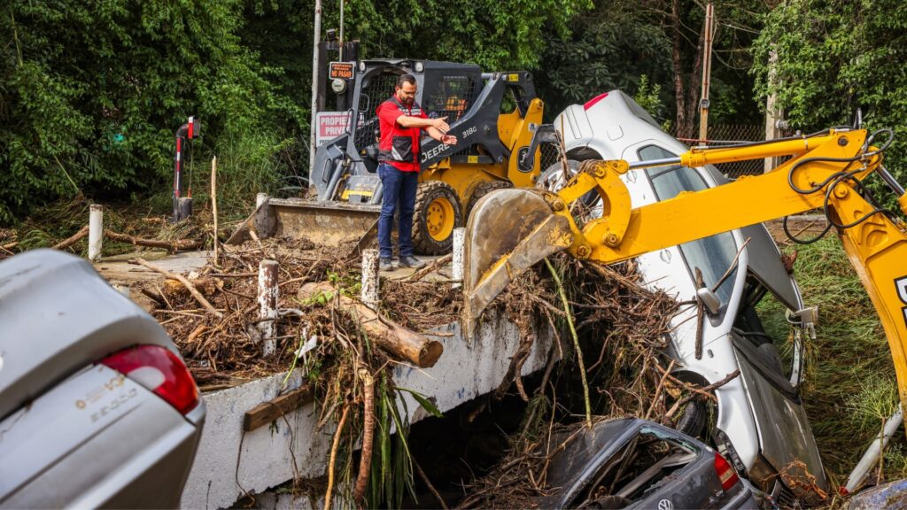 Supervisa Davide de la Peña daños por lluvias en Santiago