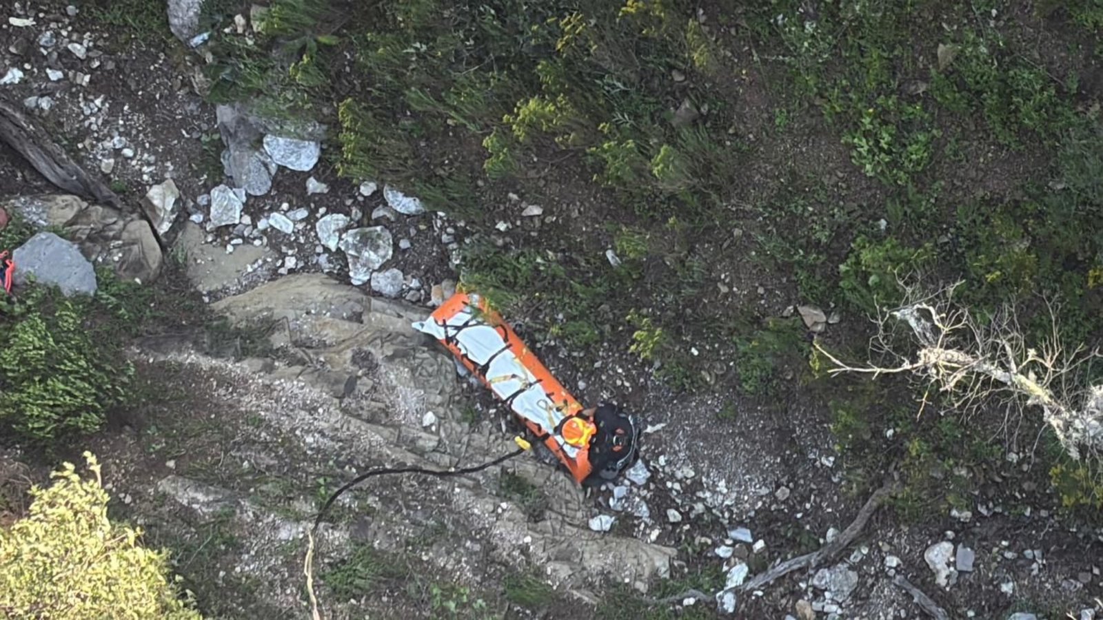 Rescatan cuerpo de hombre que cayó a un barranco en Galeana