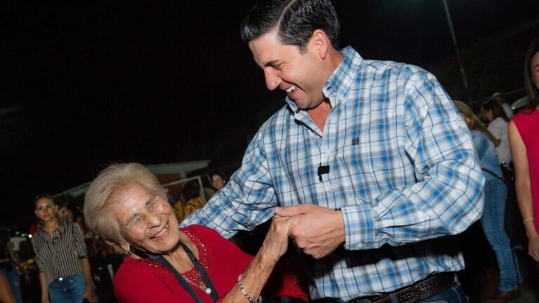 Celebra Raúl Cantú a más de 1,500 adultos mayores en su día