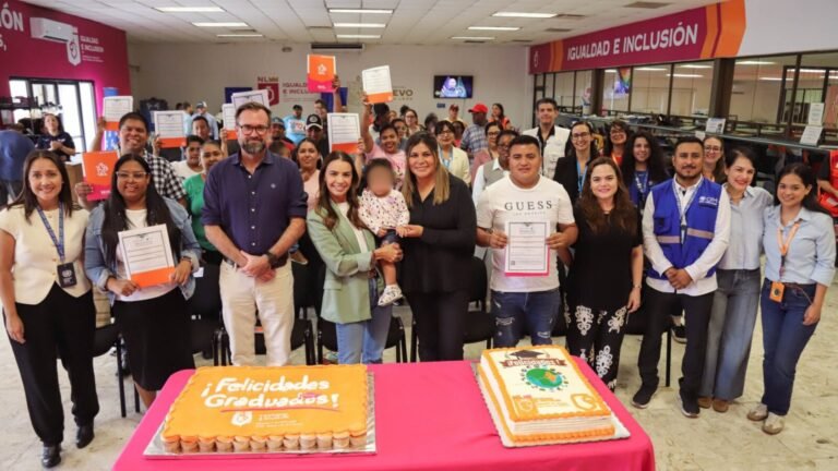 Entregan certificados de primaria a personas migrantes en NL