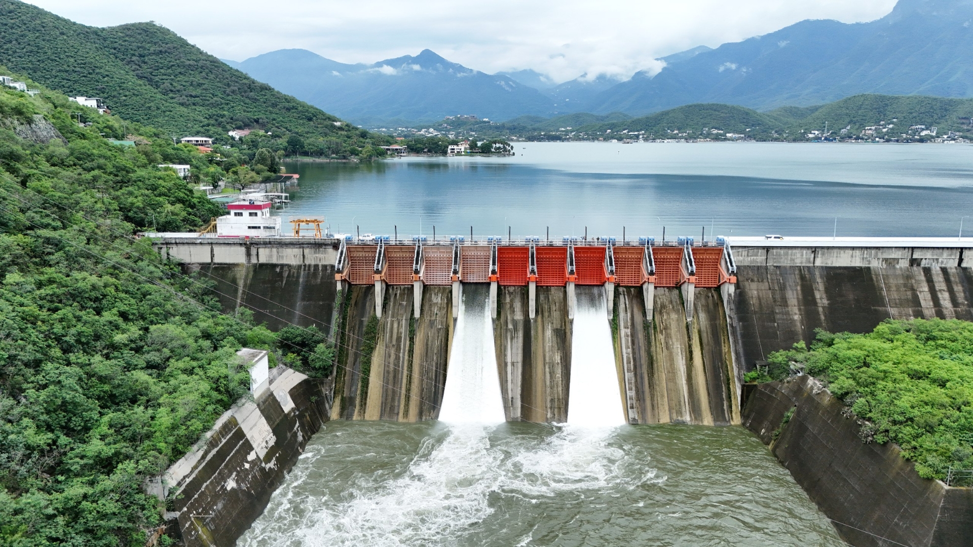 Supervisan apertura de compuertas en la Presa La Boca