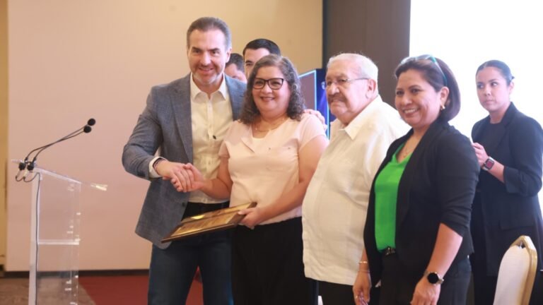 Reconoce Monterrey  a servidores públicos jubilados y pensionados