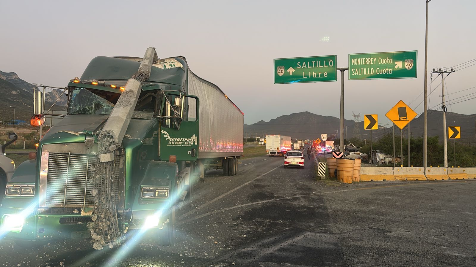 Tráiler provoca fuerte accidente en Carretera a Saltillo
