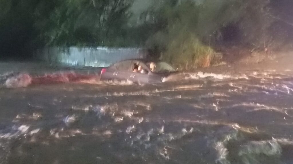 Pareja es rescatada tras ser arrastrada por arroyo en Monterrey