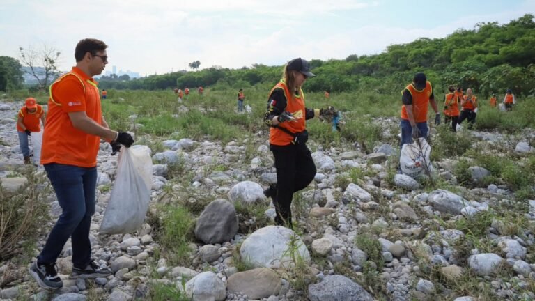Voluntarios recolectan residuos en el Río Santa Catarina en Monterrey