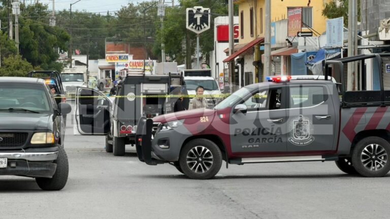 Policía y peritos en iglesia de García