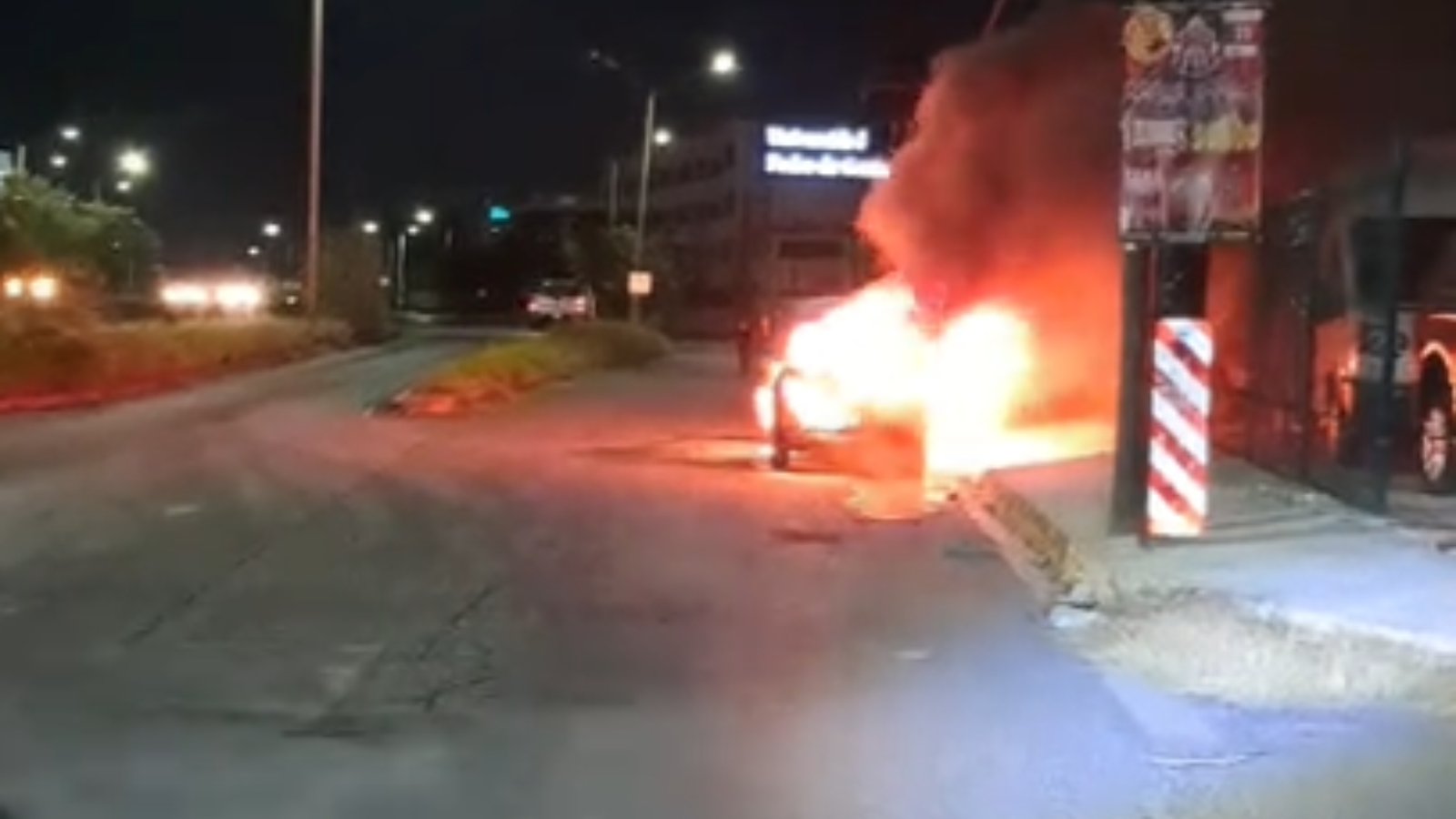 Fuego consume automóvil en Guadalupe