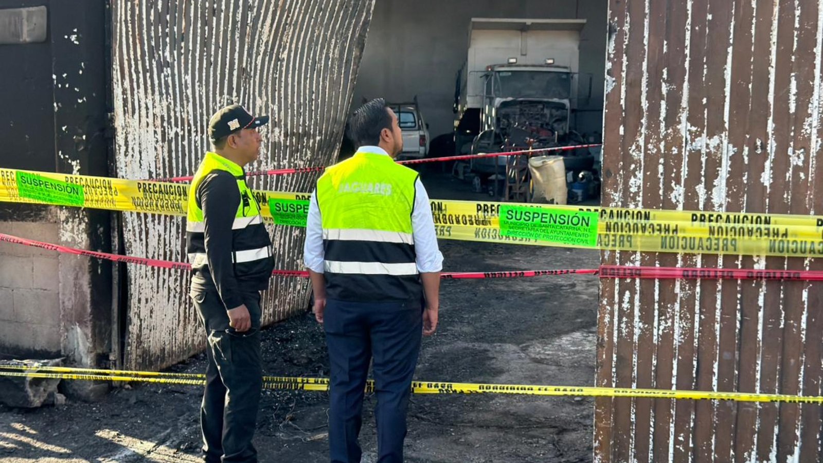 Reportan daños por 15 millones tras incendio en taller en Santa Catarina; suspenden taller