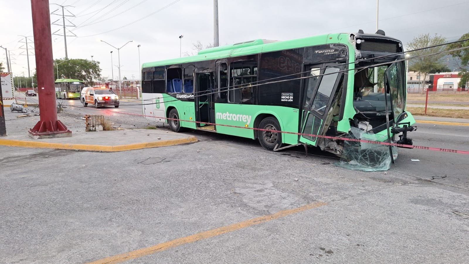 Camión se impacta contra poste en Escobedo