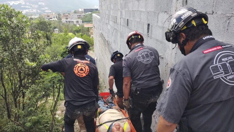 Cae trabajador en obra de San Pedro