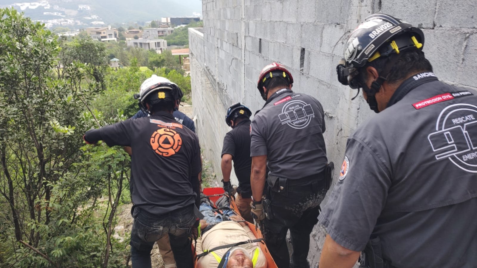 Cae trabajador en obra de San Pedro