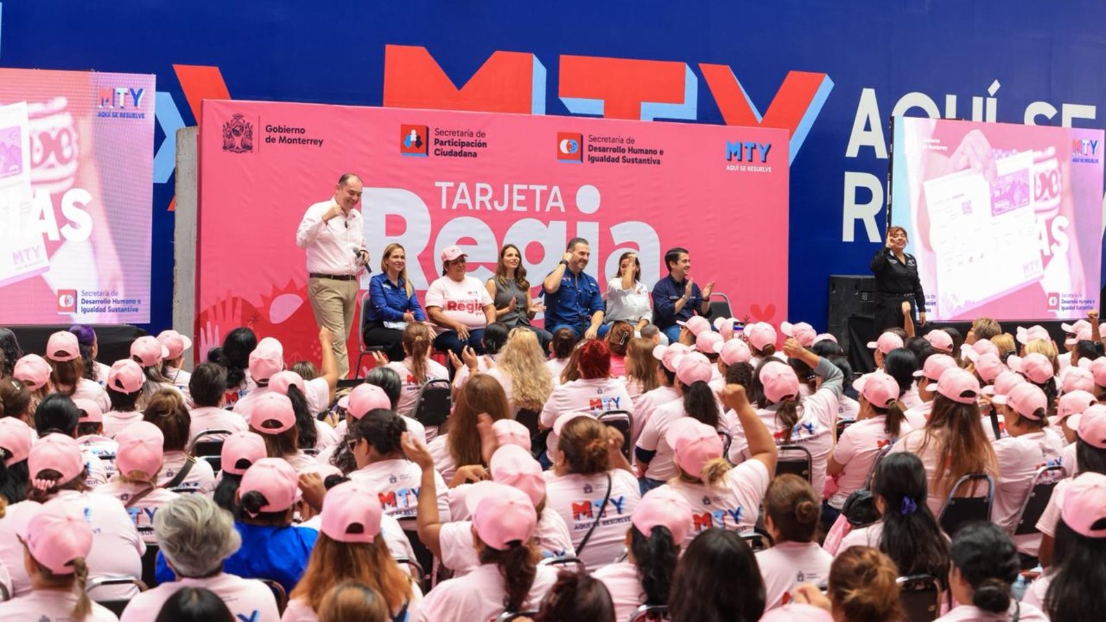 Entrega Adrían Tarjeta Regia Plus a más de 500 mujeres