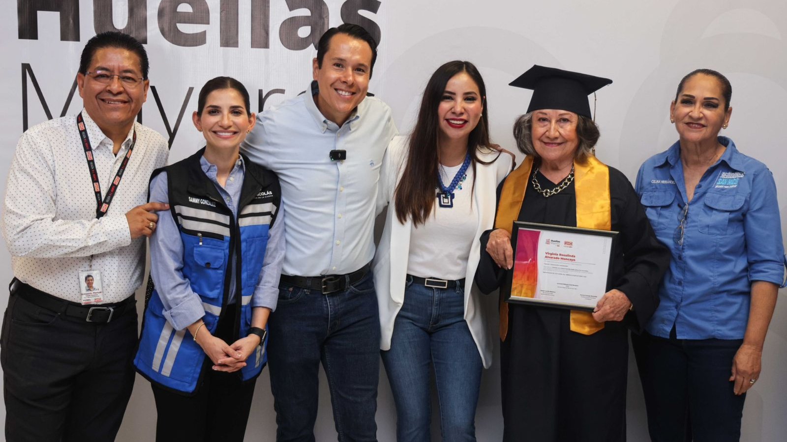 Gradúa San Nicolás a 53 adultos mayores en tecnología y educación financiera