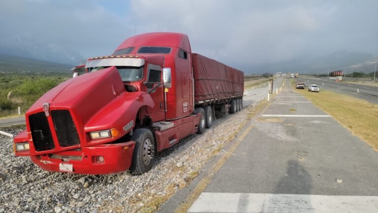 Tráiler sin frenos utiliza rampa de emergencia en la carretera a Saltillo