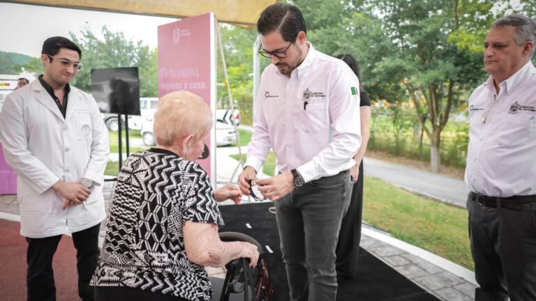 Protegerá Santiago adultos mayores con pulseras con código QR:  “De Tu Mano Regreso a Casa”