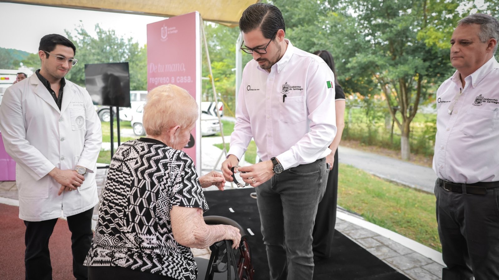 Protegerá Santiago adultos mayores con pulseras con código QR:  “De Tu Mano Regreso a Casa”