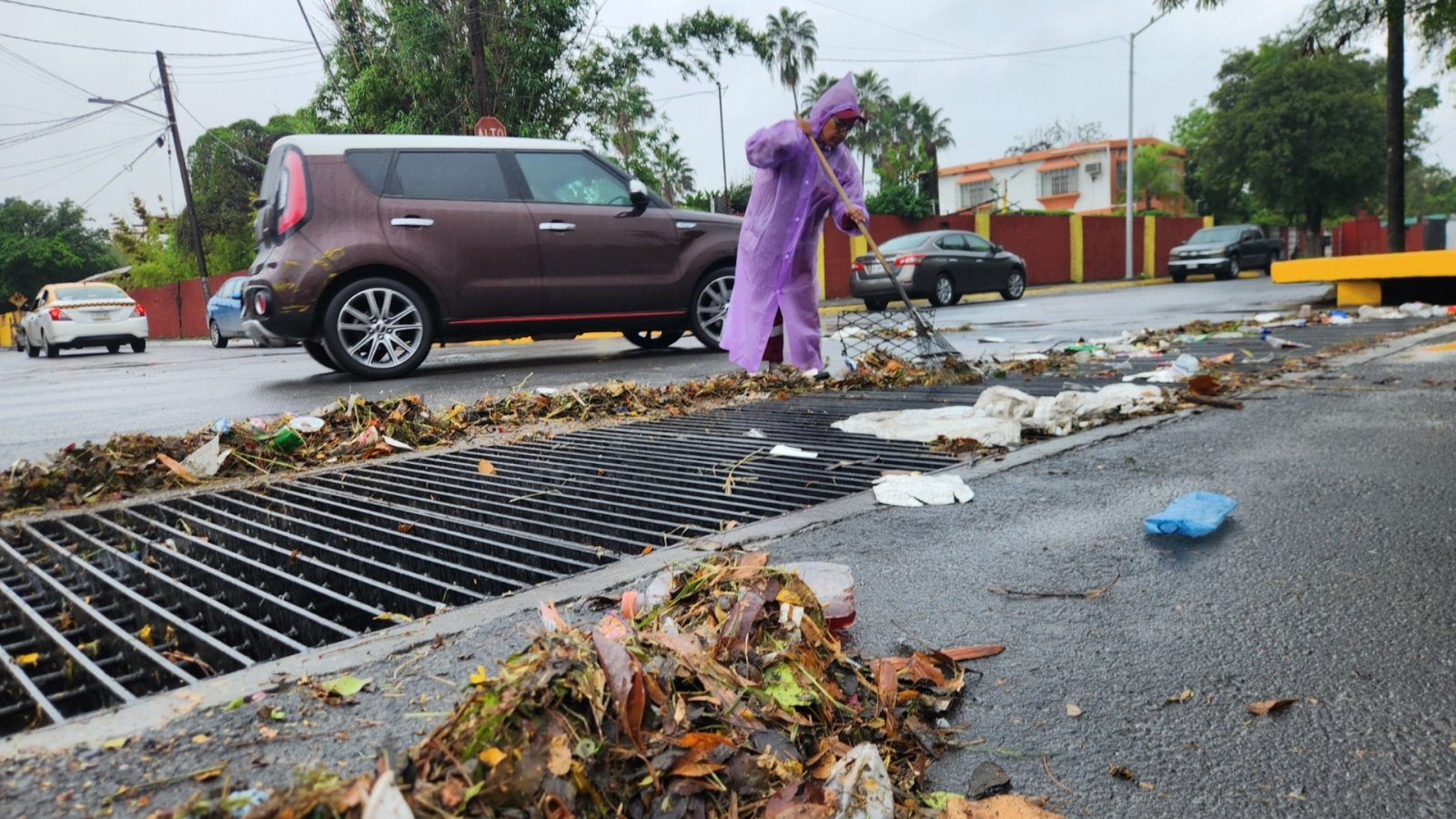 Escobedo refuerza limpieza del sistema pluvial ante pronóstico de lluvias