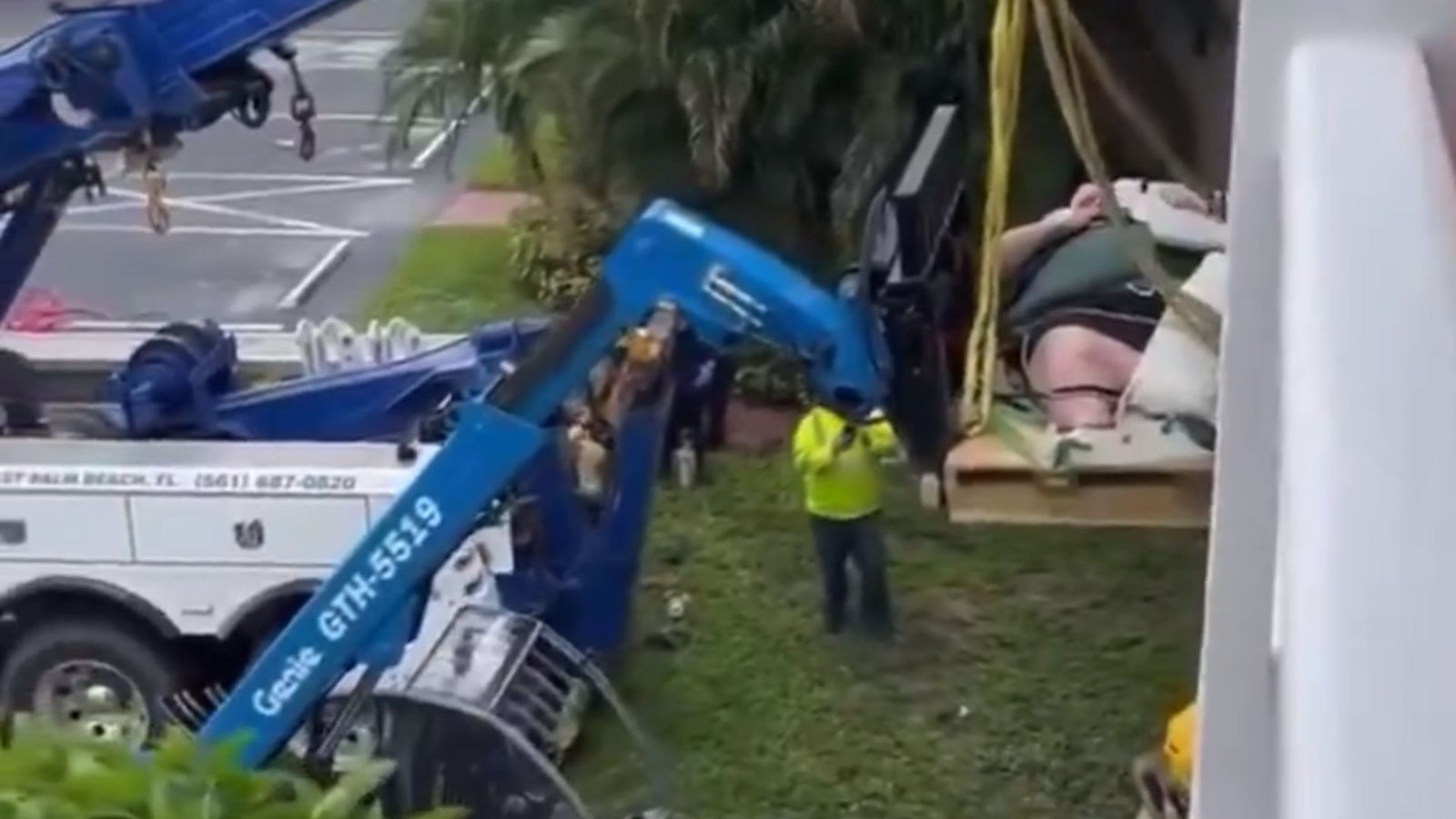 Bomberos usan una grúa para rescatar a un hombre de 270 kilos