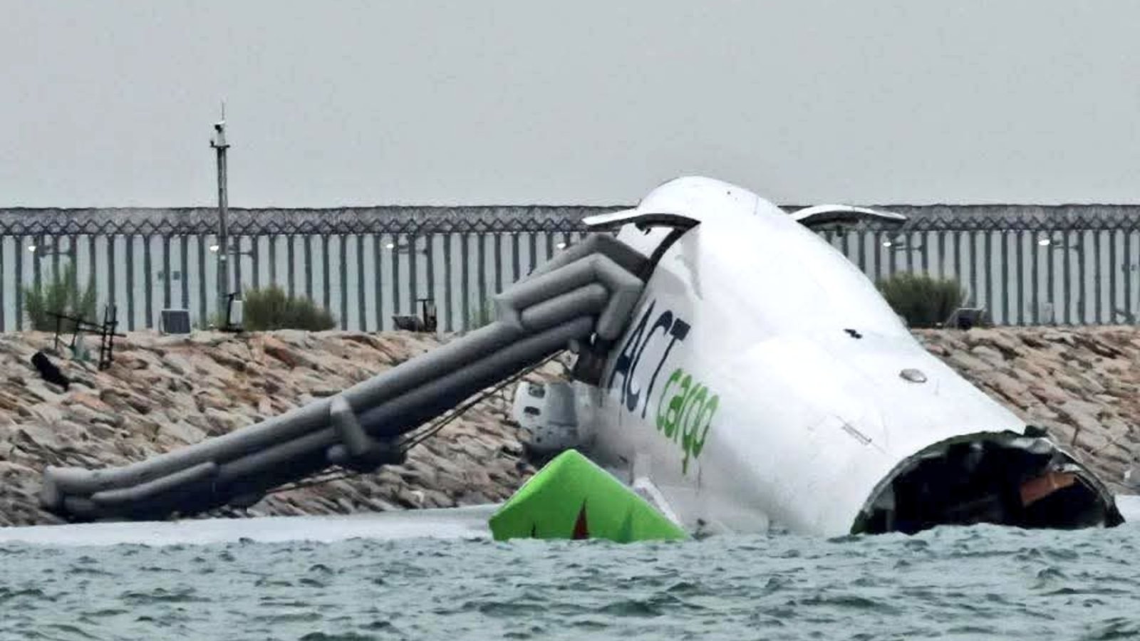 Avión se estrella en aeropuerto de Hong Kong y cae al mar: hay dos muertos
