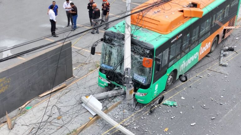 Morena propone reembolso a usuarios por fallas en transporte público de Nuevo León