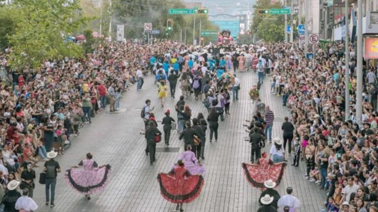 “Regios hasta los tuétanos 2025” llenan la Macroplaza con arte, música y tradición