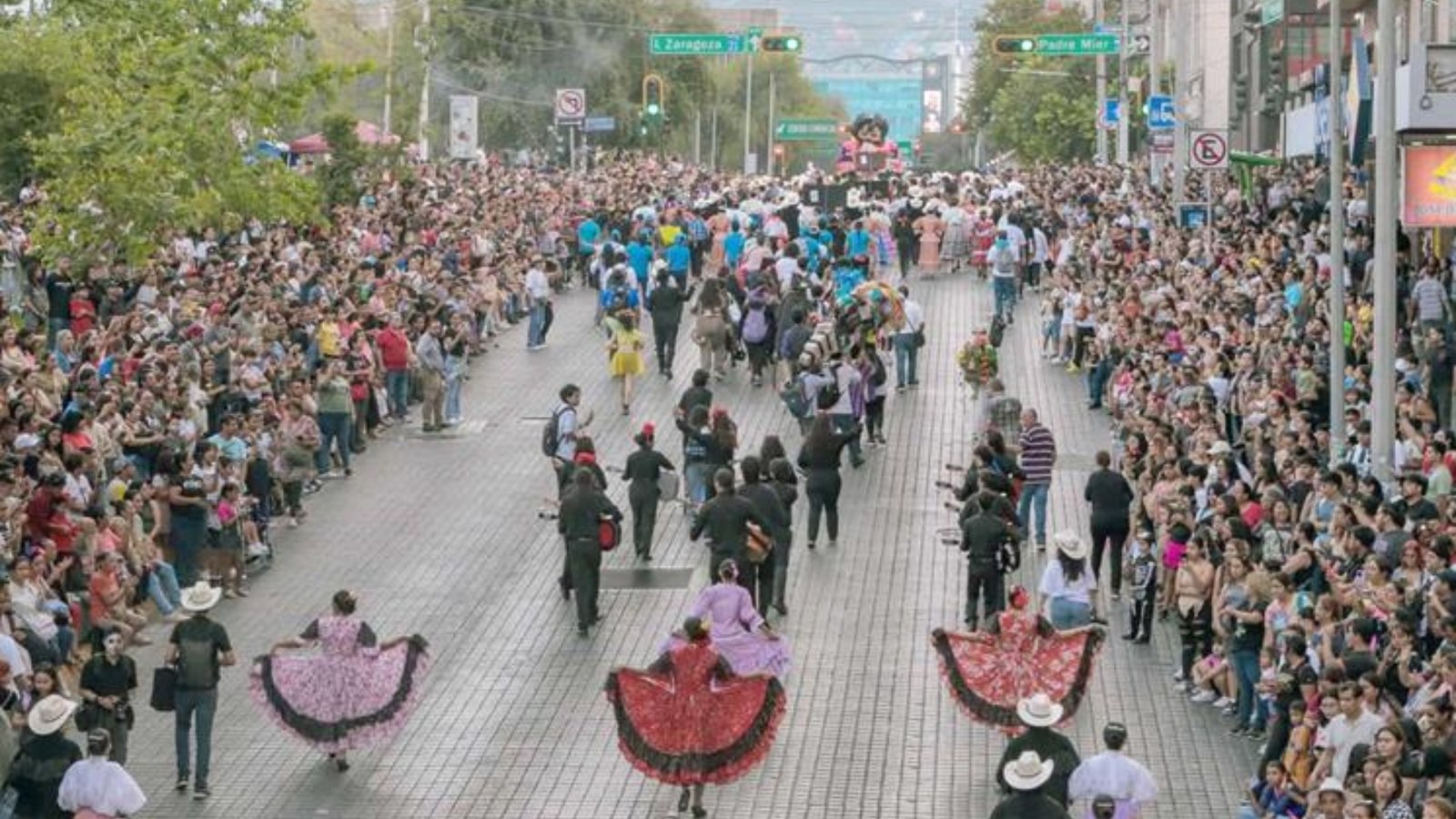 “Regios hasta los tuétanos 2025” llenan la Macroplaza con arte, música y tradición