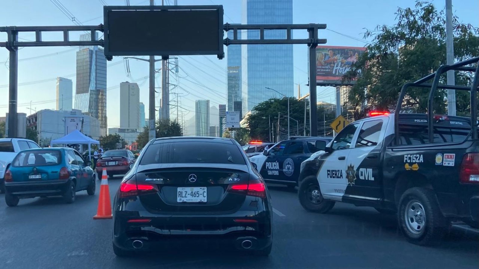Agentes de Tránsito de San Pedro durante operativo de revisión vehicular