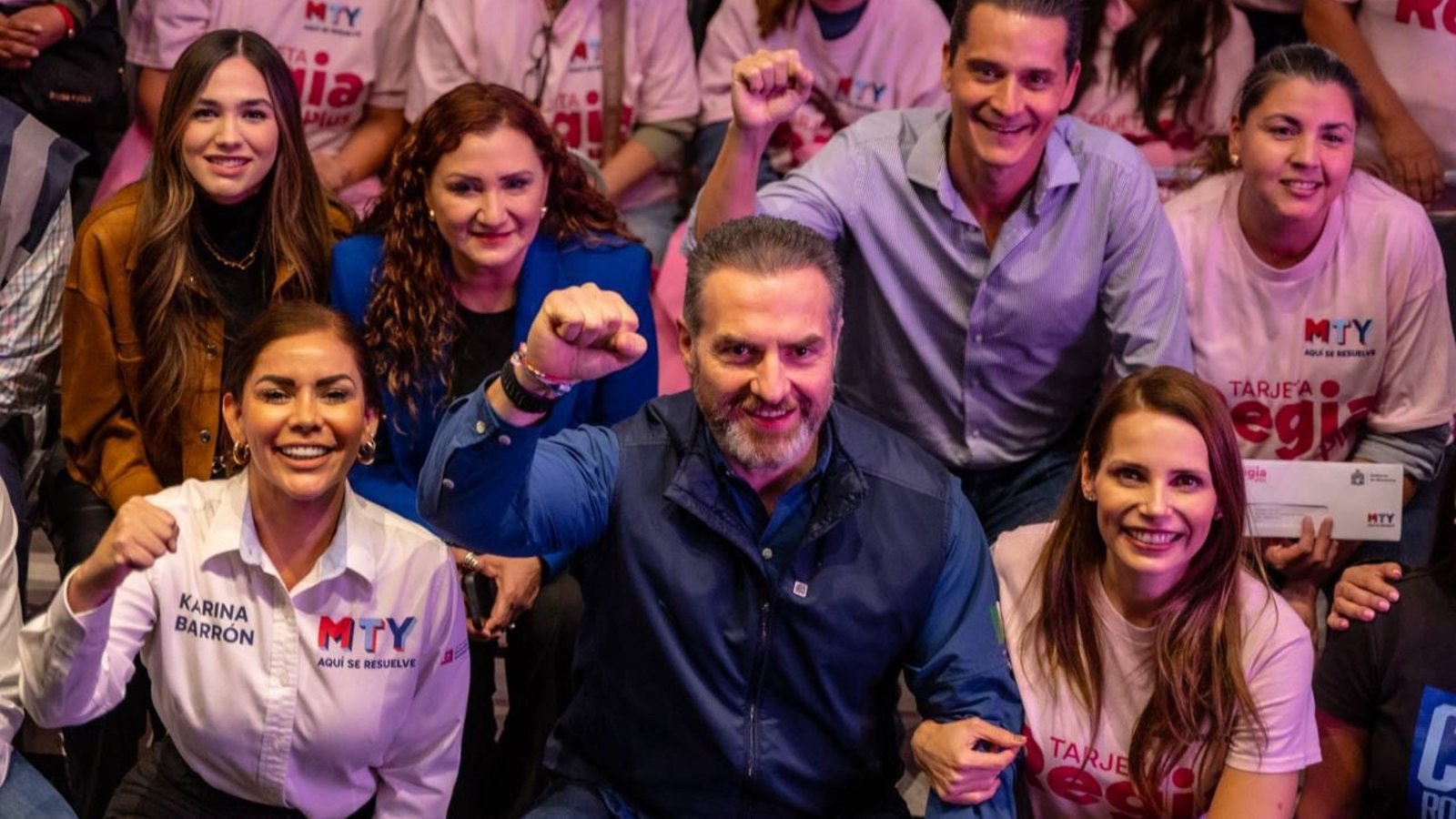 Adrián de la Garza y Gaby Oyervides durante la entrega de la Tarjeta Regia Plus