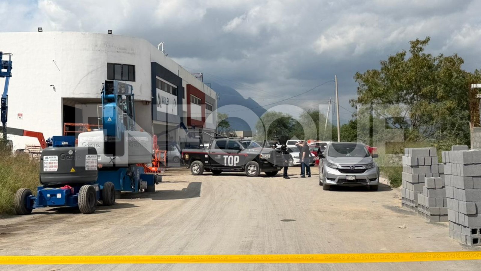 Detienen a seis y aseguran droga en cateo en bodega