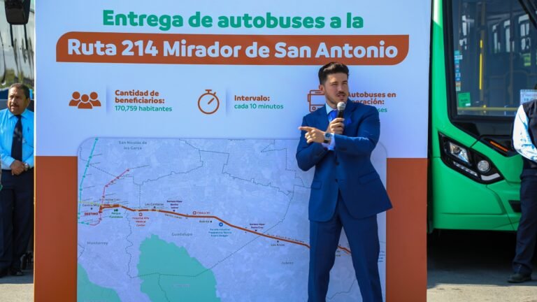 Entrega Samuel 20 nuevas unidades para ruta 214 en Guadalupe
