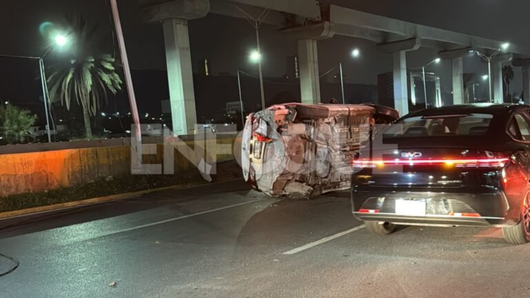 Vuelca automovil en avenida Constitución; 4 resultan heridos