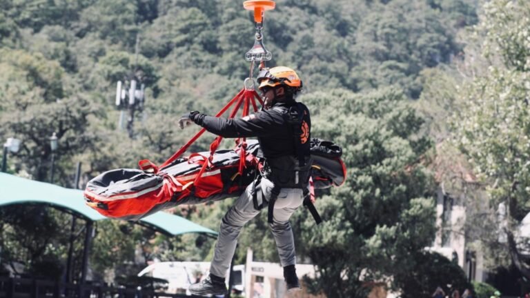 Rescatan a ciclista desbarrancado en Parque Ecológico Chipinque