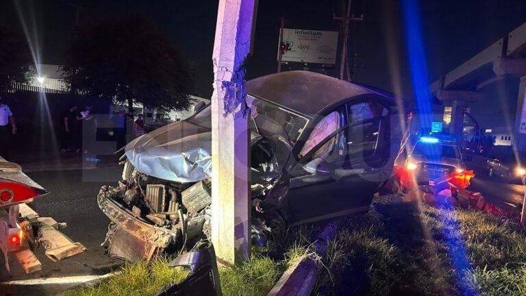 Auto choca contra poste de la CFE en avenida Miguel Alemán