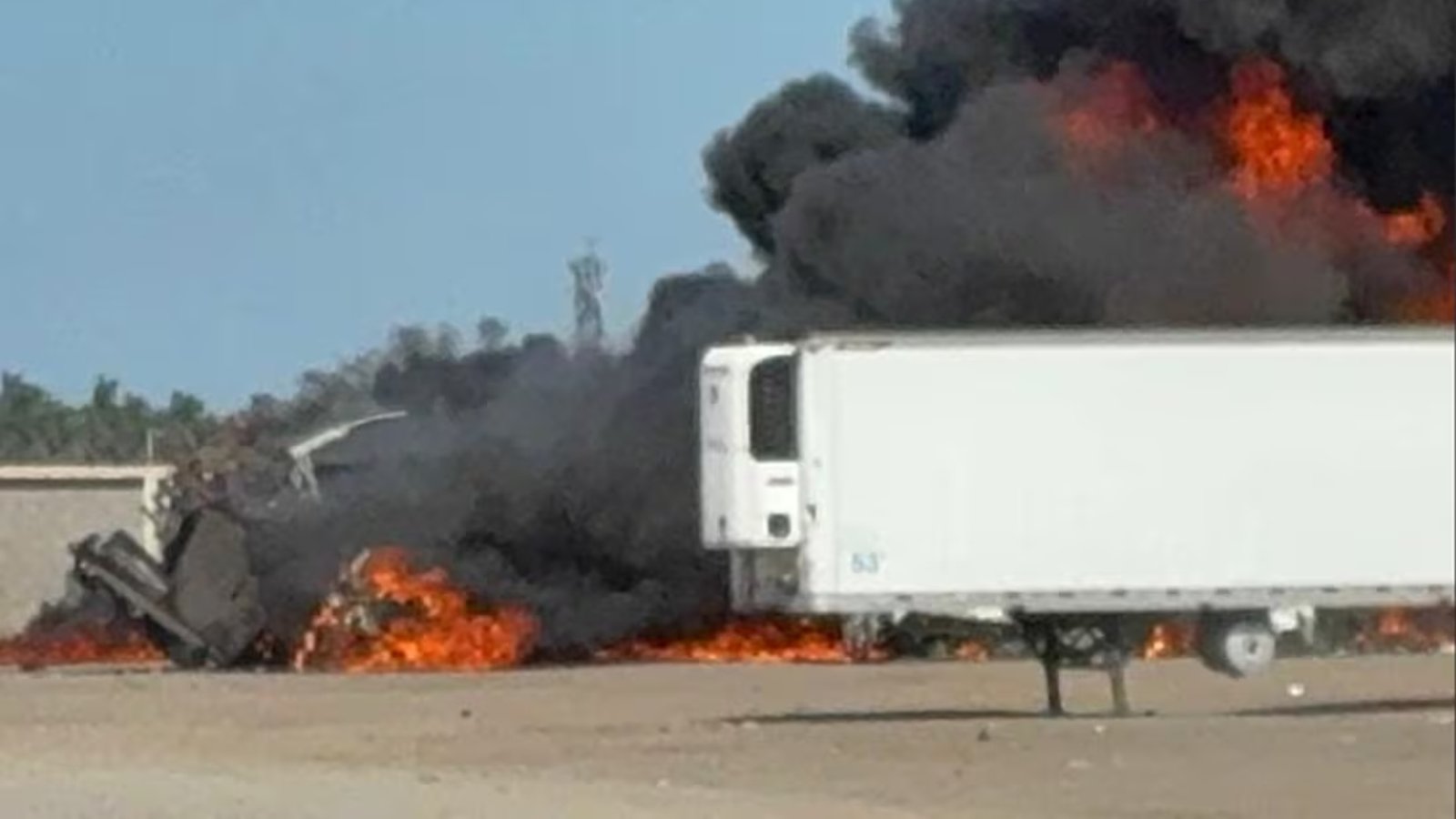 Muere menor tras incendio de cuatro pipas de diésel en Los Mochis
