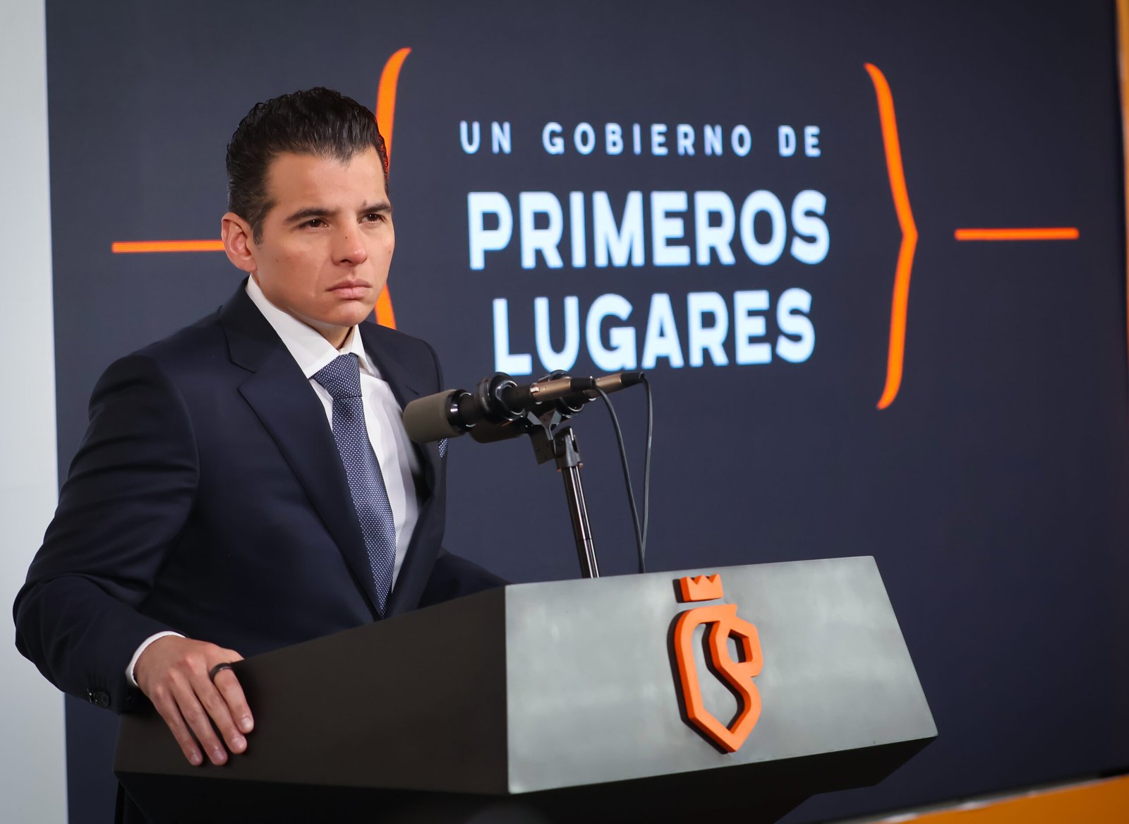 01 ES NL UN GOBIERNO DE PRIMEROS LUGARES; MIGUEL _NGEL FLORES SERNA