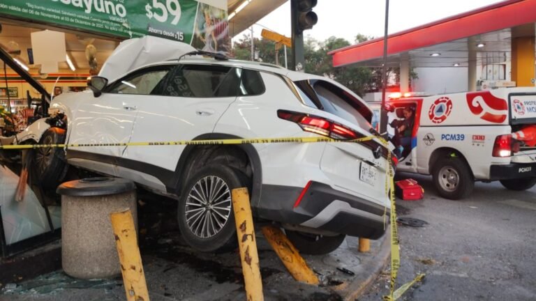 camioneta se estrella contra Seven Eleven