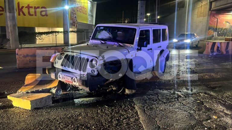 choque en Santa Catarina Jeep Sahara abandonada