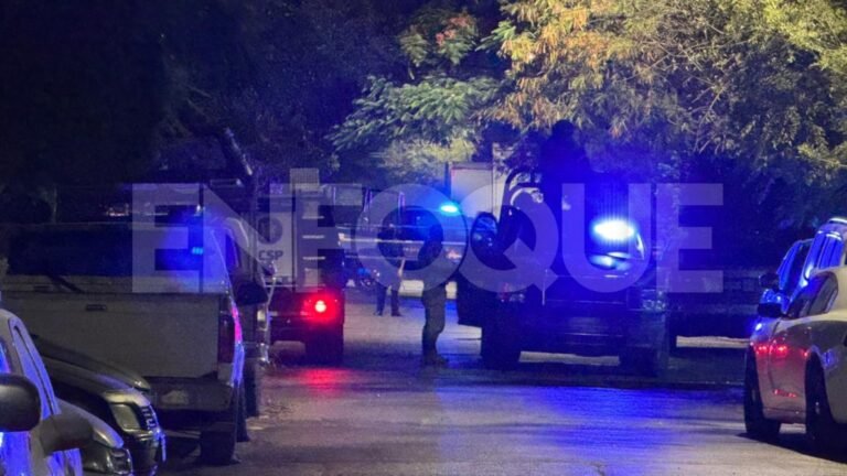 Patrulla y cinta de acordonamiento afuera de vivienda en la colonia Nueva Libertad en Guadalupe, NL.