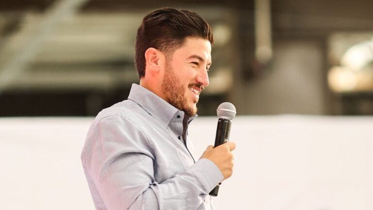 Samuel García critica al PRI y PAN durante encuentro con jóvenes de Movimiento Ciudadano