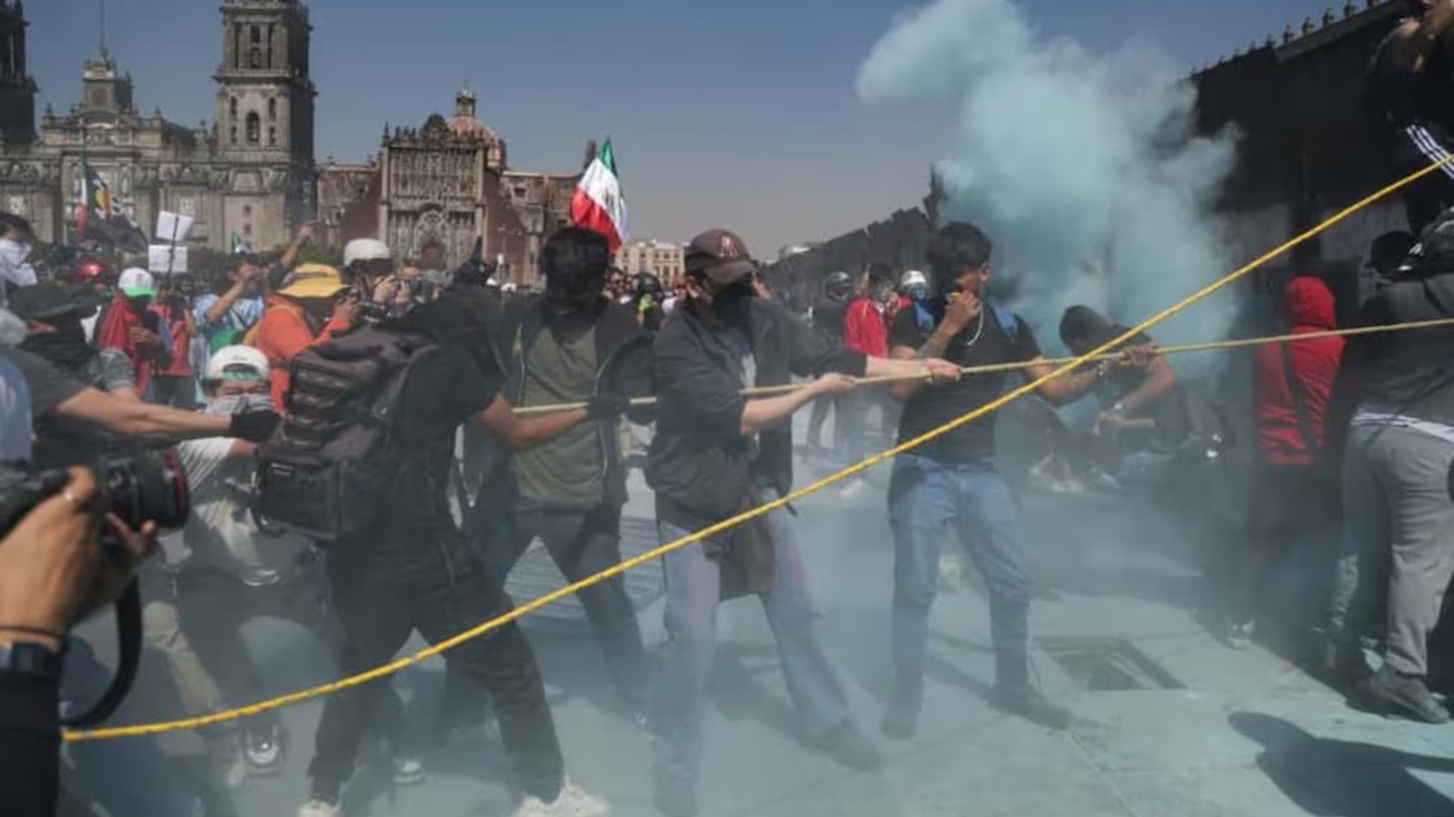 derriban vallas de Palacio Nacional manifestantes