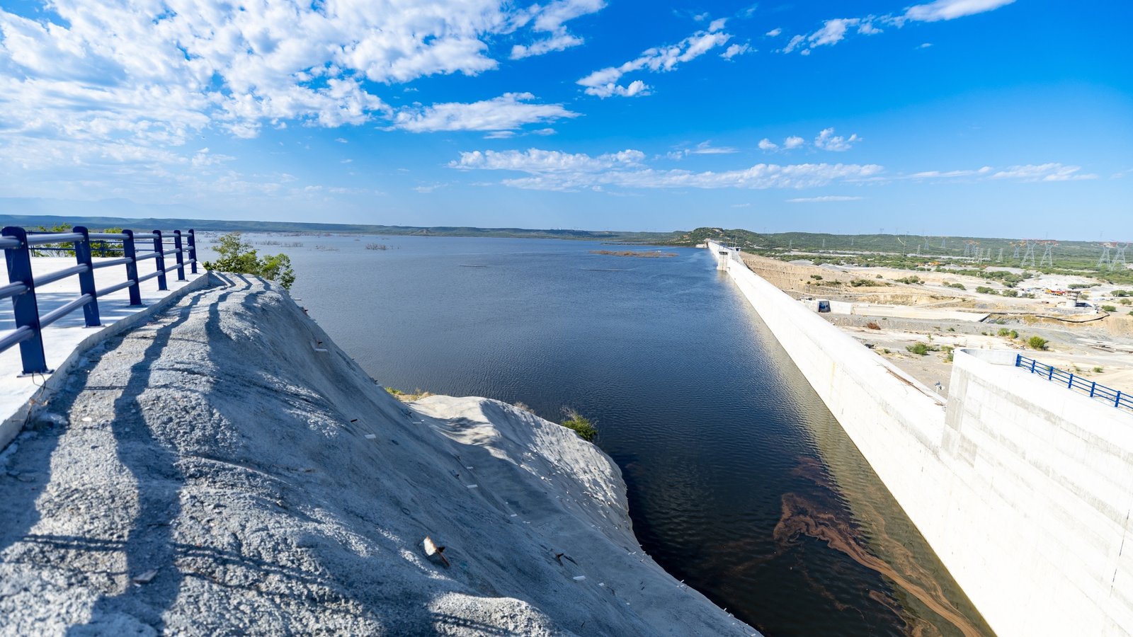 Samuel García durante recorrido en la Presa La León, Nuevo León