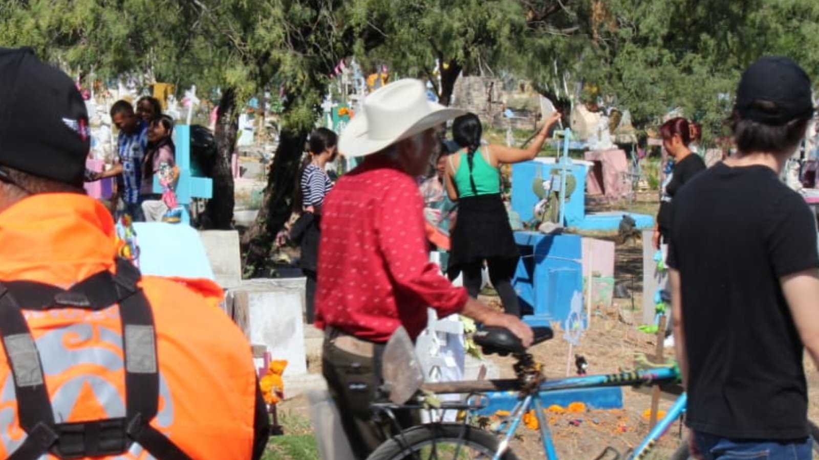 Familias regiomontanas colocan flores y ofrendas en panteones por el Día de Muertos”.