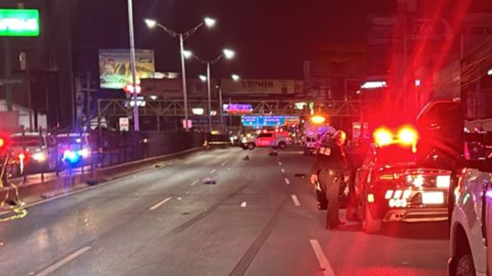 Policía de Monterrey y peritos en la avenida Garza Sada tras atropello mortal