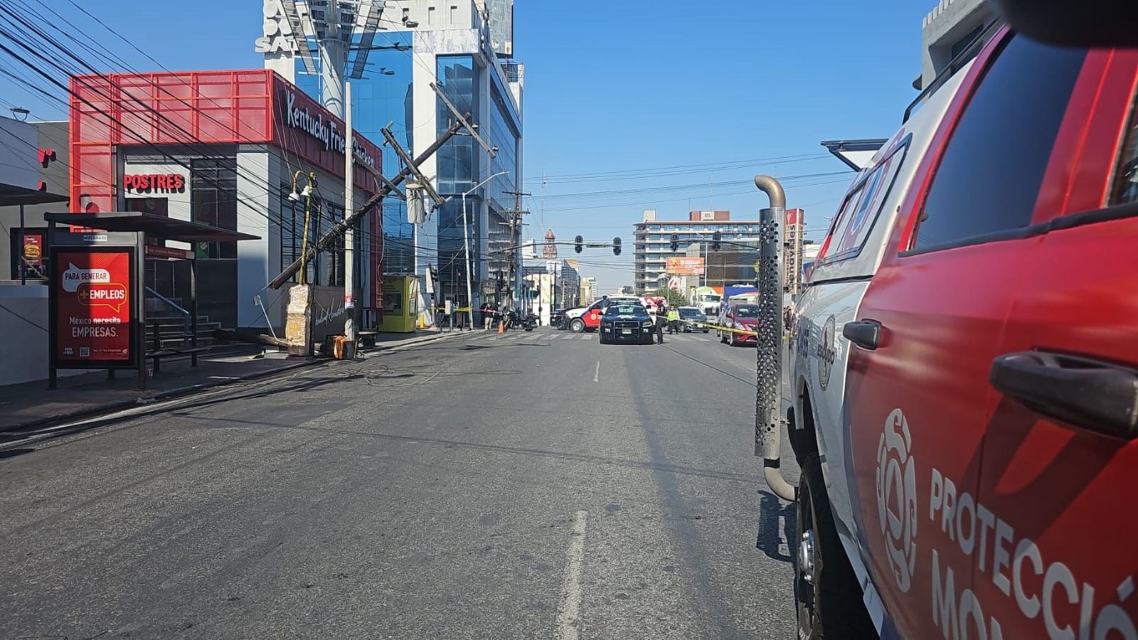 Cuadrillas de la CFE reparan poste derribado en el centro de Monterrey tras accidente de tráiler
