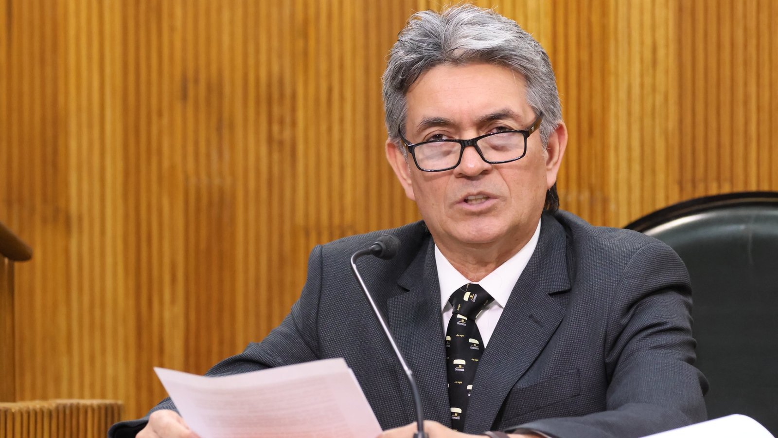 Juan Paura García durante su comparecencia en el Congreso de Nuevo León por la Glosa del Cuarto Informe