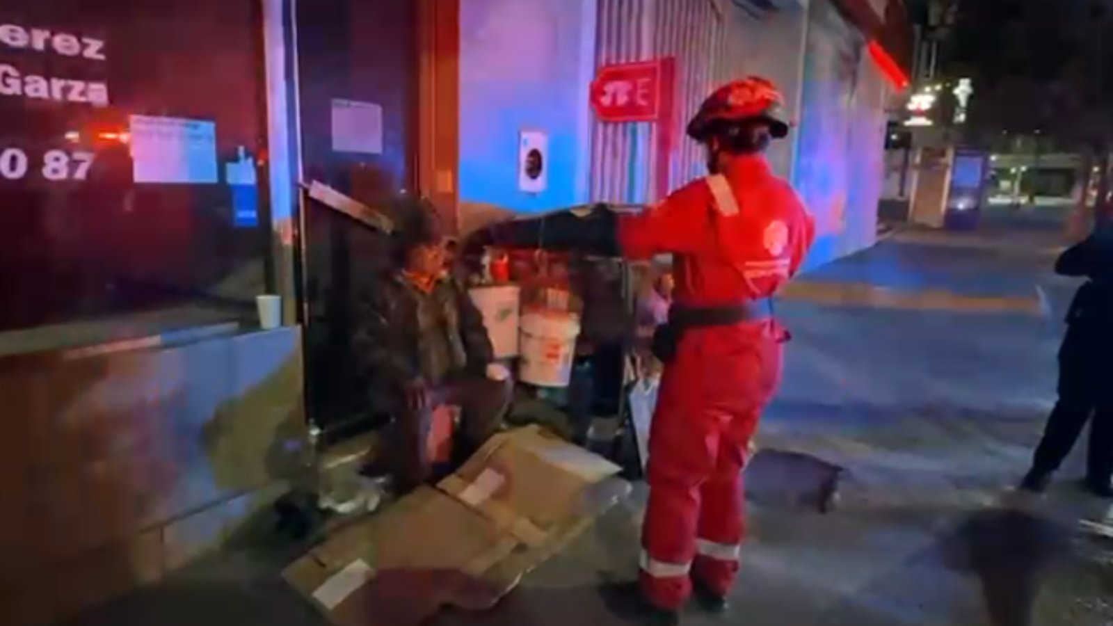 Protección Civil de Monterrey auxilia a personas en situación de calle por bajas temperaturas