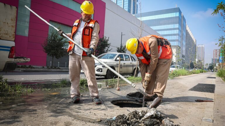 Cuadrillas de Agua y Drenaje de Monterrey atienden reportes de drenaje sanitario en octubre