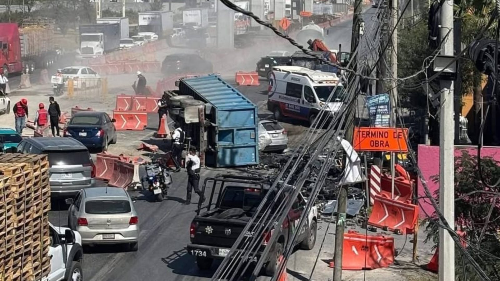 Camión cargado con chatarra vuelca en Miguel Alemán y causa caos vial en Apodaca